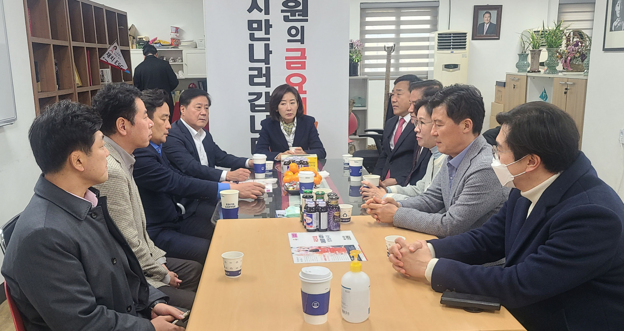 국민의힘 나경원 전 의원이 6일 오후 서울 동작구 국민의힘 동작을 당협사무소에서 국민의힘 초선 의원들의 방문을 받고 면담하고 있다. [연합]