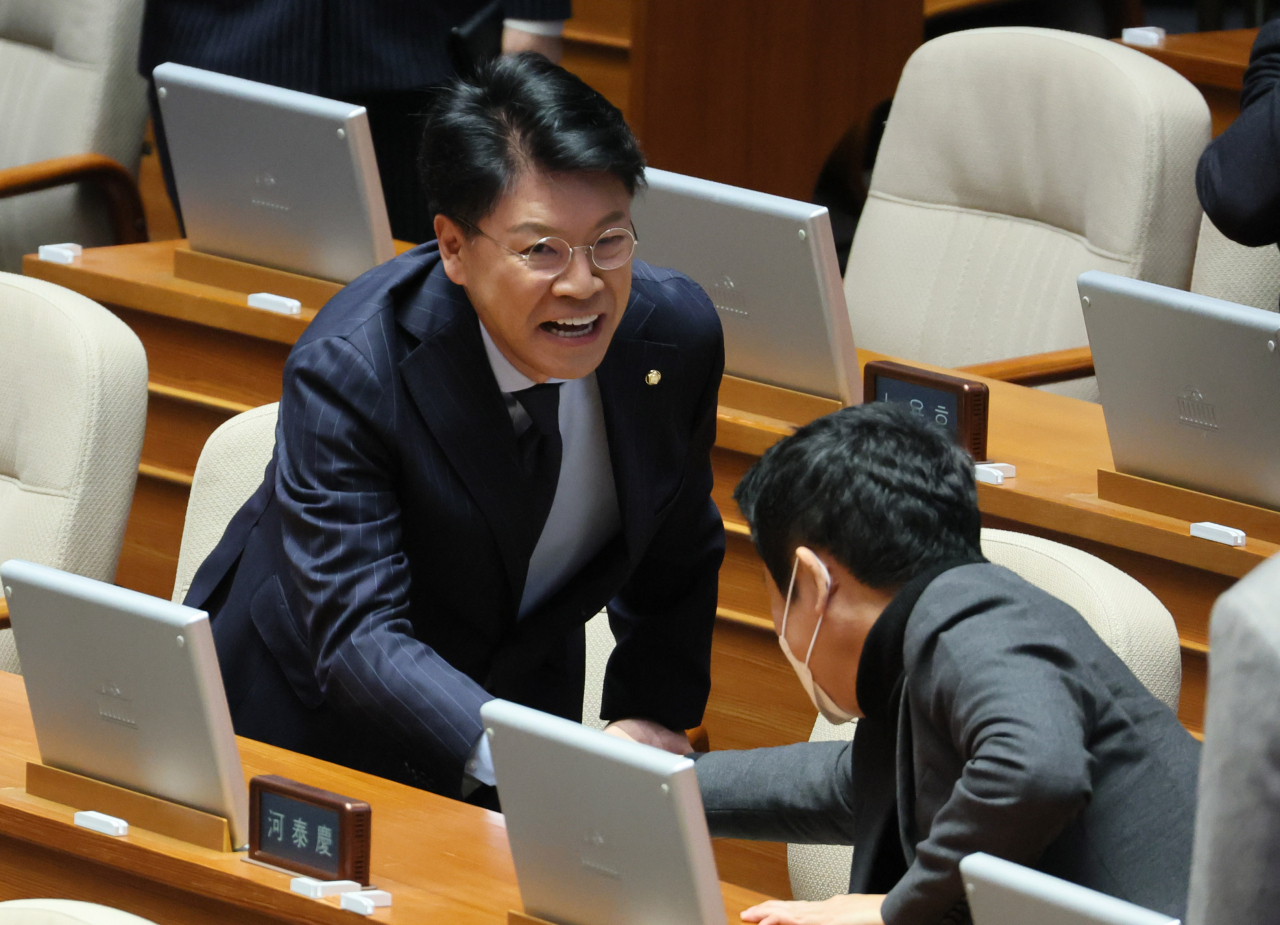 장제원 국민의힘 의원이 2일 오후 국회 본회의장에서 열린 제403호 국회(임시회) 개회식에 참석하며 동료 의원들과 인사를 나누고 있다. [연합]
