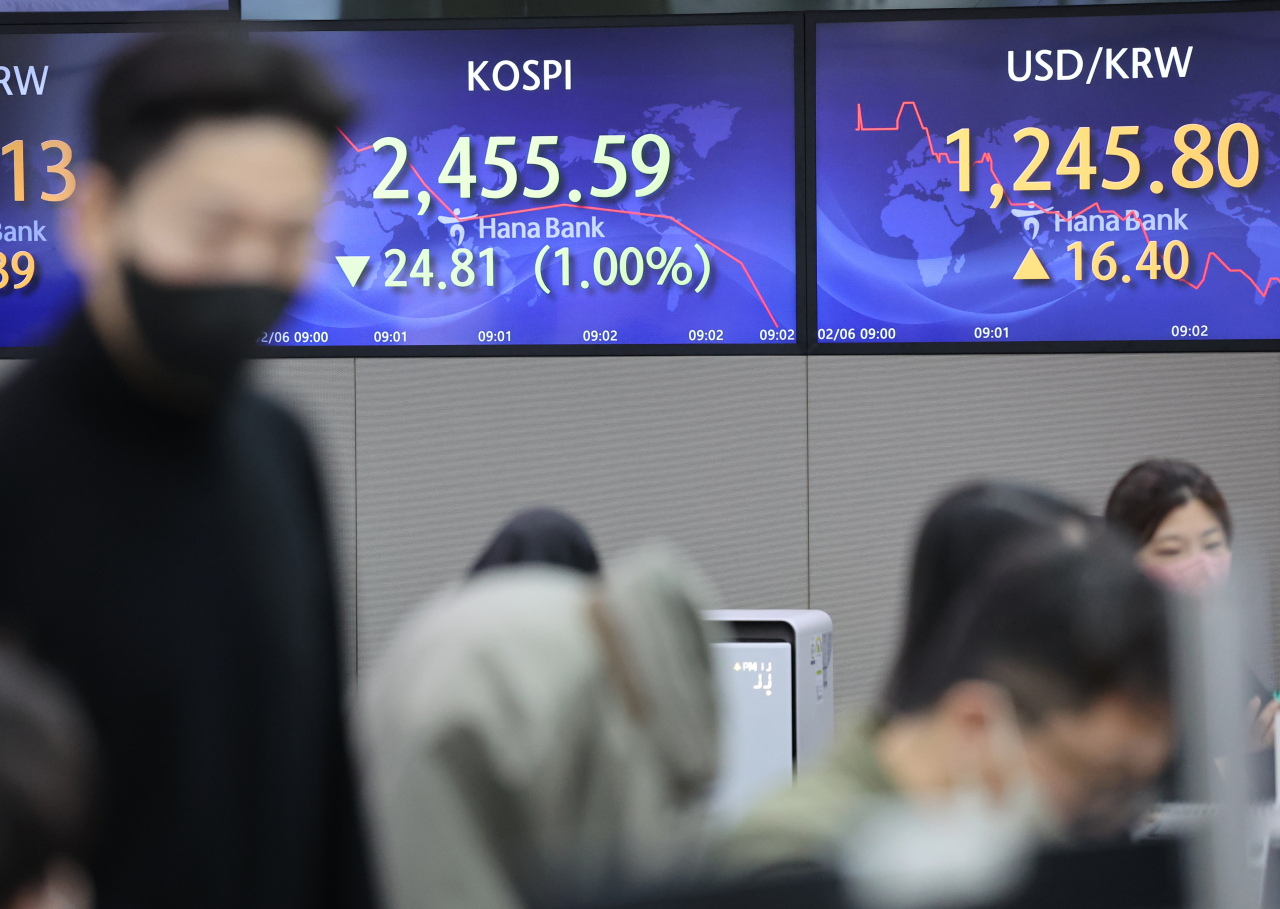 6일 서울 명동 하나은행 본점에서 직원들이 증시 및 환율을 모니터하고 있다. 연합뉴스