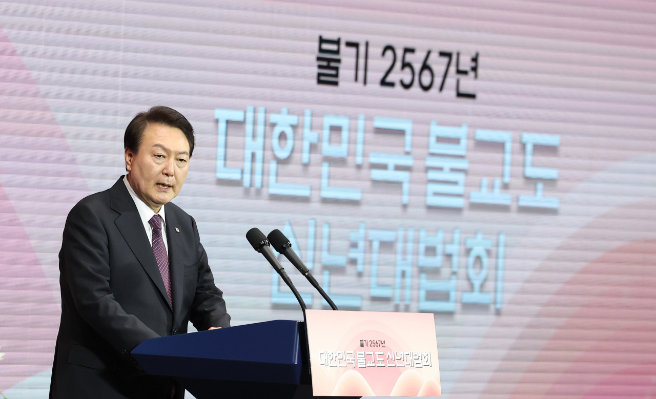 윤석열 대통령이 6일 서울 강남구 코엑스에서 열린 불기 2567년 대한민국 불교도 신년대법회에서 축사를 하고 있다. 이날 신년대법회는 불교계 30개 종단의 협의단체인 한국불교종단협의회가 주최했으며, 현직 대통령 부부의 신년대법회 참석은 이번이 처음이다. [연합]