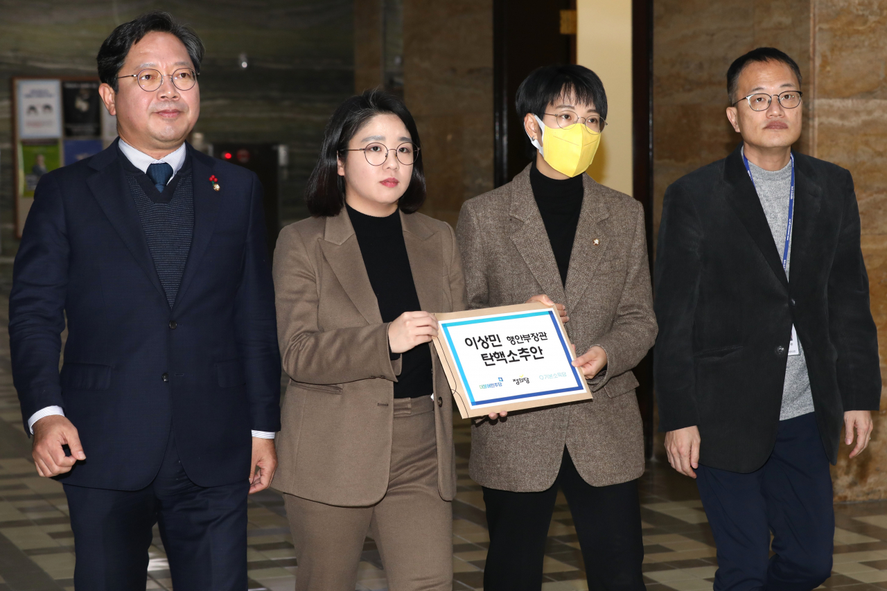 더불어민주당 김승원(왼쪽부터), 기본소득당 용혜인, 정의당 장혜영, 더불어민주당 박주민 의원 등이 지난 2월 서울 여의도 국회에서 이상민 행정안전부 장관에 대한 탄핵소추안을 의안과에 제출하기 위해 이동하고 있다. [연합]