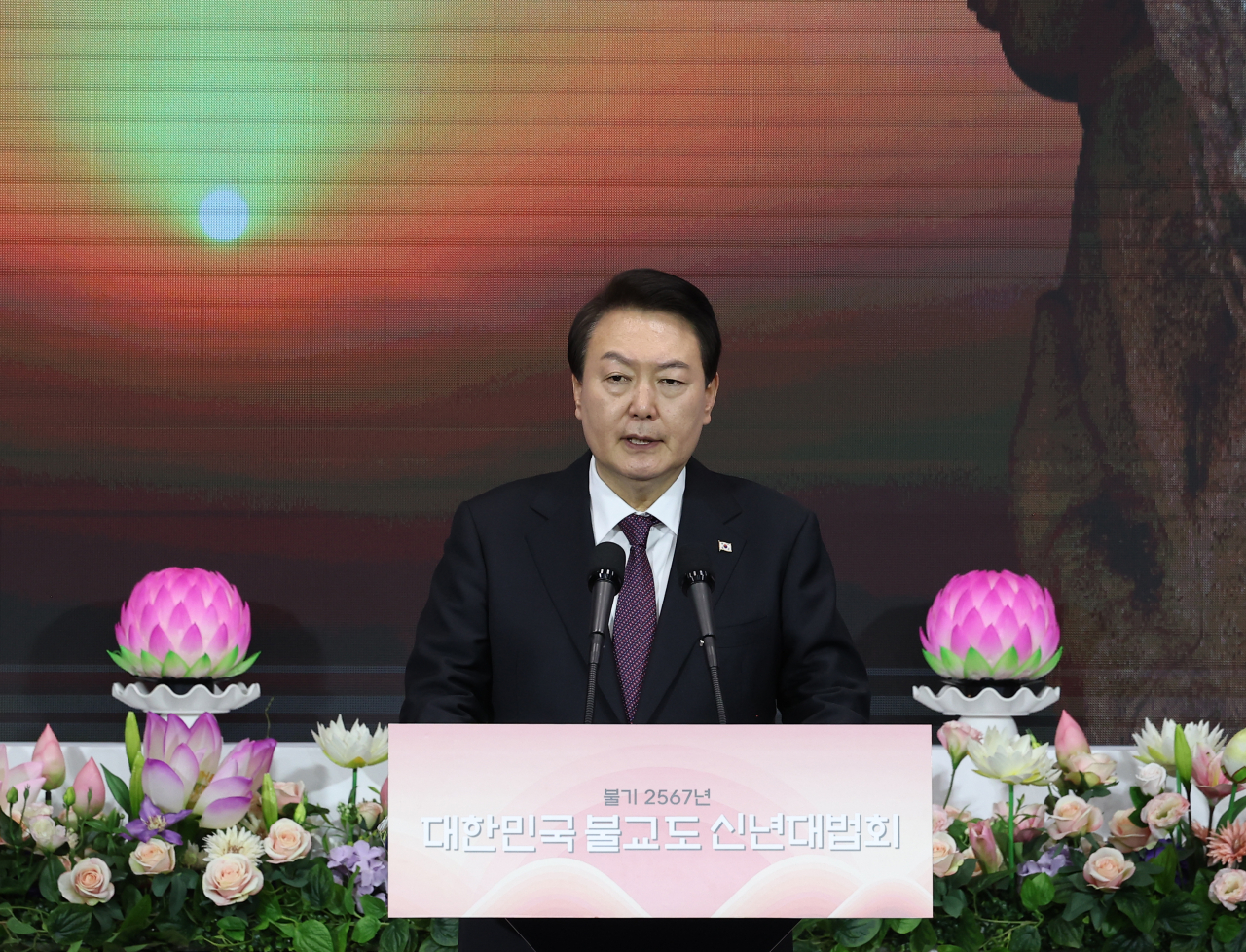 윤석열 대통령이 6일 서울 강남구 코엑스에서 열린 불기 2567년 대한민국 불교도 신년대법회에서 축사를 하고 있다. 이날 신년대법회는 불교계 30개 종단의 협의단체인 한국불교종단협의회가 주최했으며, 현직 대통령 부부의 신년대법회 참석은 이번이 처음이다. [연합]