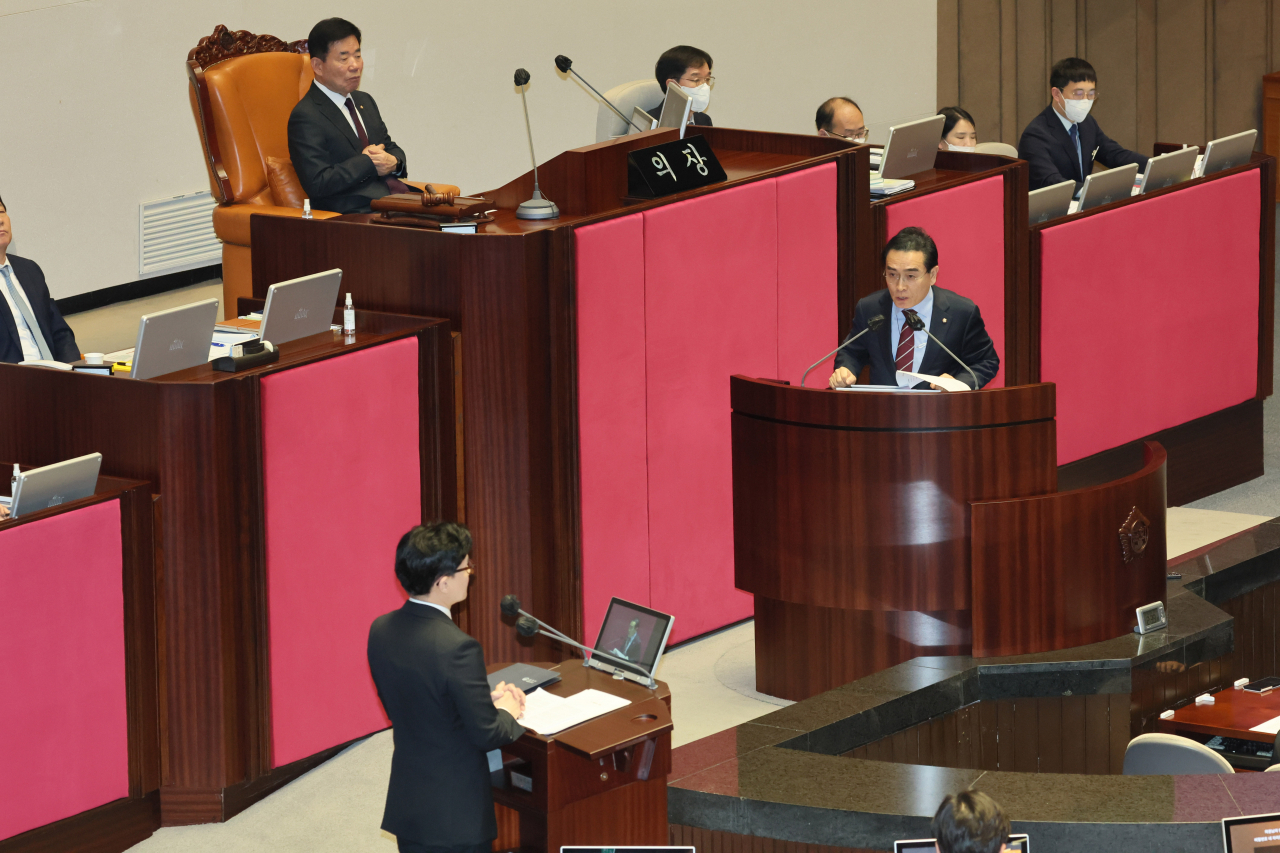 국민의힘 태영호 의원이 6일 오후 열린 국회 정치·외교·통일·안보 분야 대정부질문에서 한동훈 법무부 장관에게 질문하고 있다. [연합]