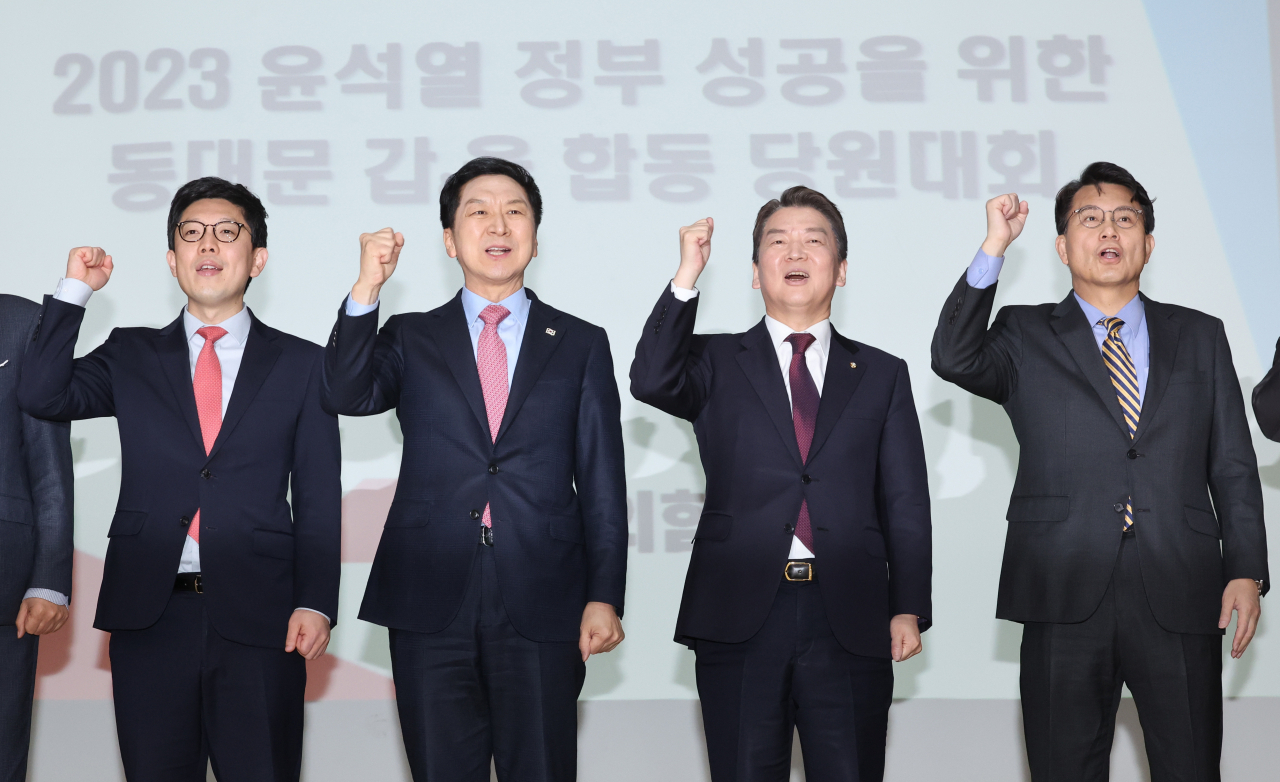 국민의힘 김기현·(왼쪽 두 번째부터)·안철수·윤상현 당 대표 후보가 5일 오후 서울 동대문구청 대강당에서 열린 국민의힘 동대문구 갑을 합동 당원대회에서 승리의 구호를 외치고 있다. [연합]