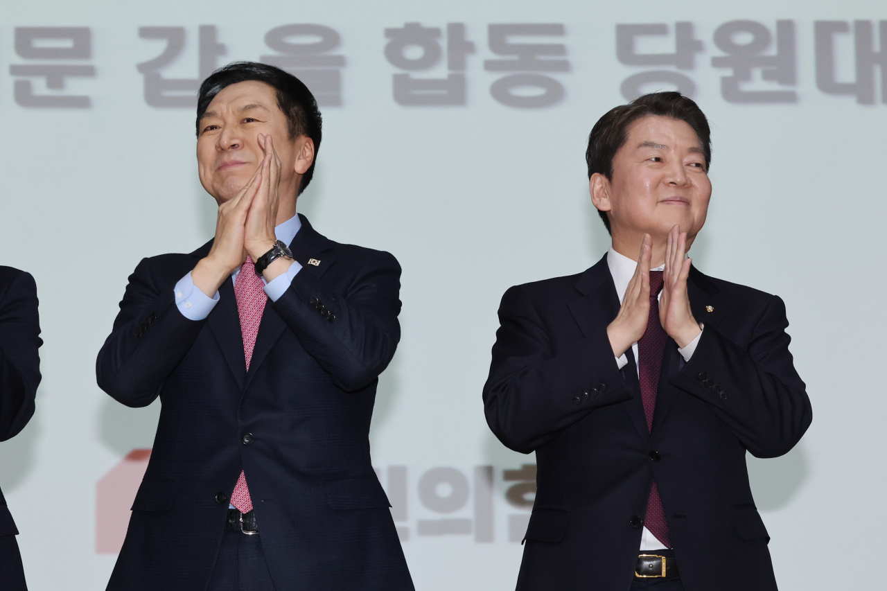 국민의힘 김기현 당 대표 후보(왼쪽)와 안철수 당 대표 후보가 지난 5일 오후 서울 동대문구청 대강당에서 열린 국민의힘 동대문구 갑을 합동 당원대회에서 기념촬영을 위해 단상에 올라가 있다. [연합]