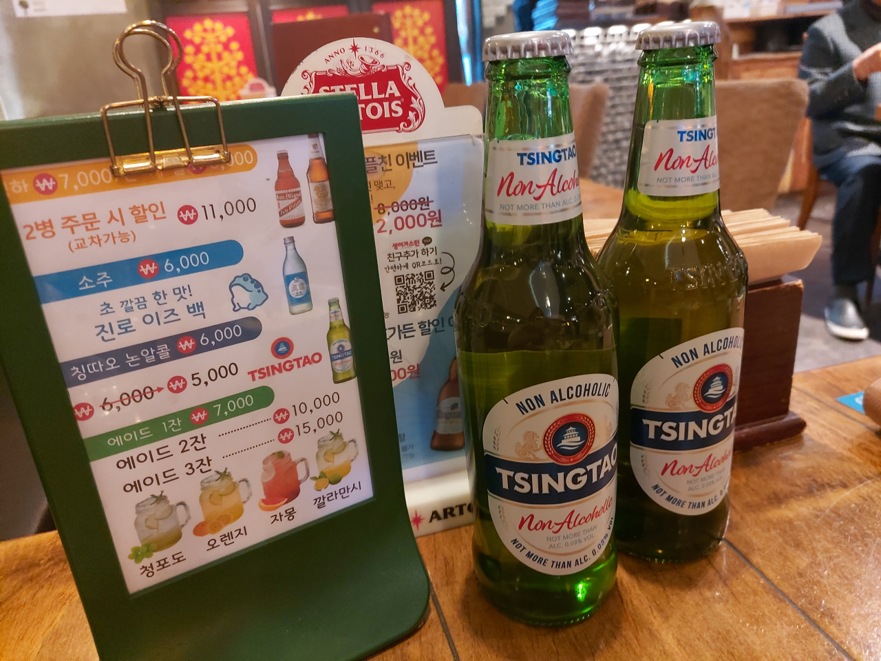 서울 마포구에 위치한 태국 음식점 생 어거스틴에서 칭다오 논알코올릭 병맥주가 판매되고 있다. 김희량 기자