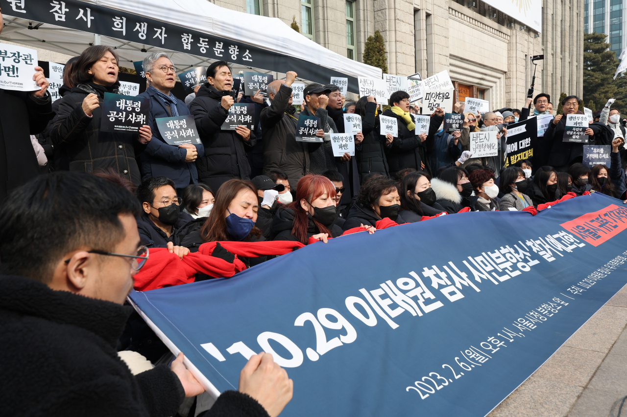 6일 시청 앞 서울광장에 마련된 10·29 이태원 참사 희생자 합동분향소 앞에서 ‘분향소 철거 예고 서울시 규탄 기자회견’이 열리고 있다. [연합]