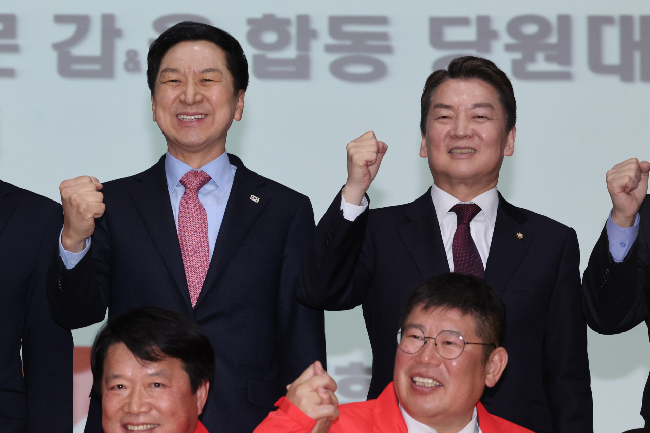 국민의힘 김기현(왼쪽)·안철수 당 대표 후보가 5일 오후 서울 동대문구청 대강당에서 열린 국민의힘 동대문구 갑을 합동 당원대회에서 승리의 구호를 외치고 있다. [연합]