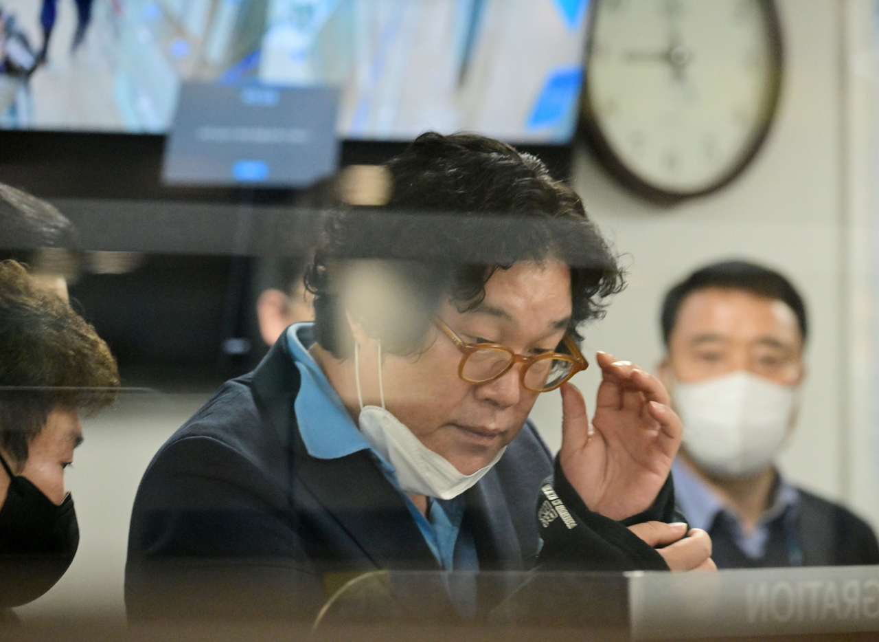 8개월간 도피 끝에 태국에서 붙잡힌 김성태 전 쌍방울그룹 회장이 17일 인천국제공항을 통해 입국하고 있다. [연합]