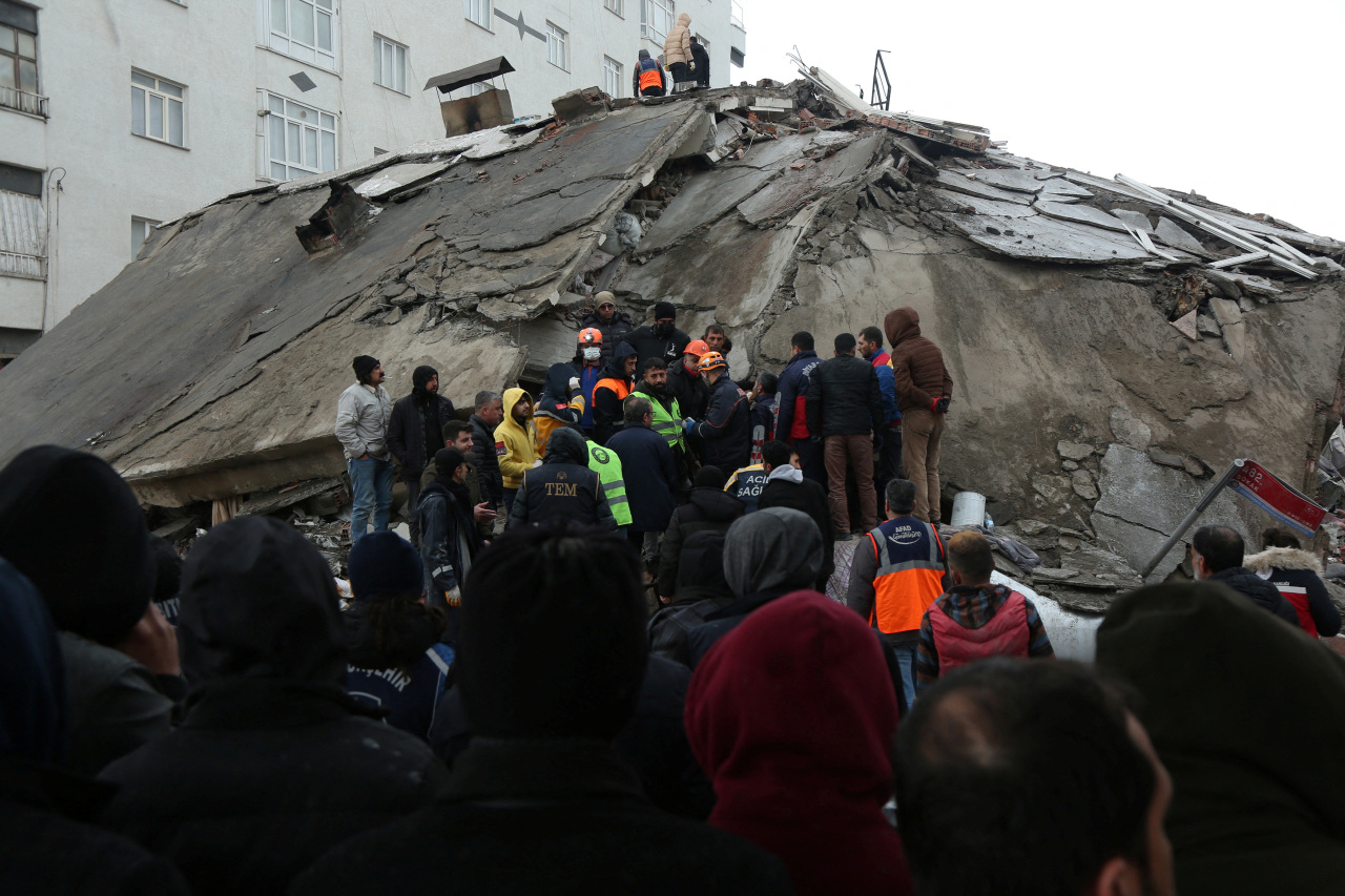 Rescuers search for survivors under the rubble following an earthquake in Diyarbakir, Turkey on Monday. (Reuters-Yonhap)