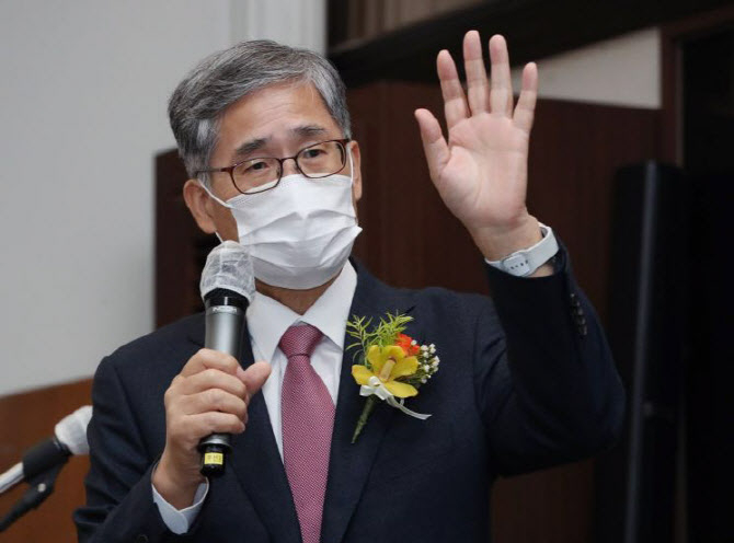 신평 변호사가 지난 2021년 11월 9일 오후 서울 중구 한국프레스센터에서 열린 자신의 출판기념회에서 인사말을 하고 있다. [연합]