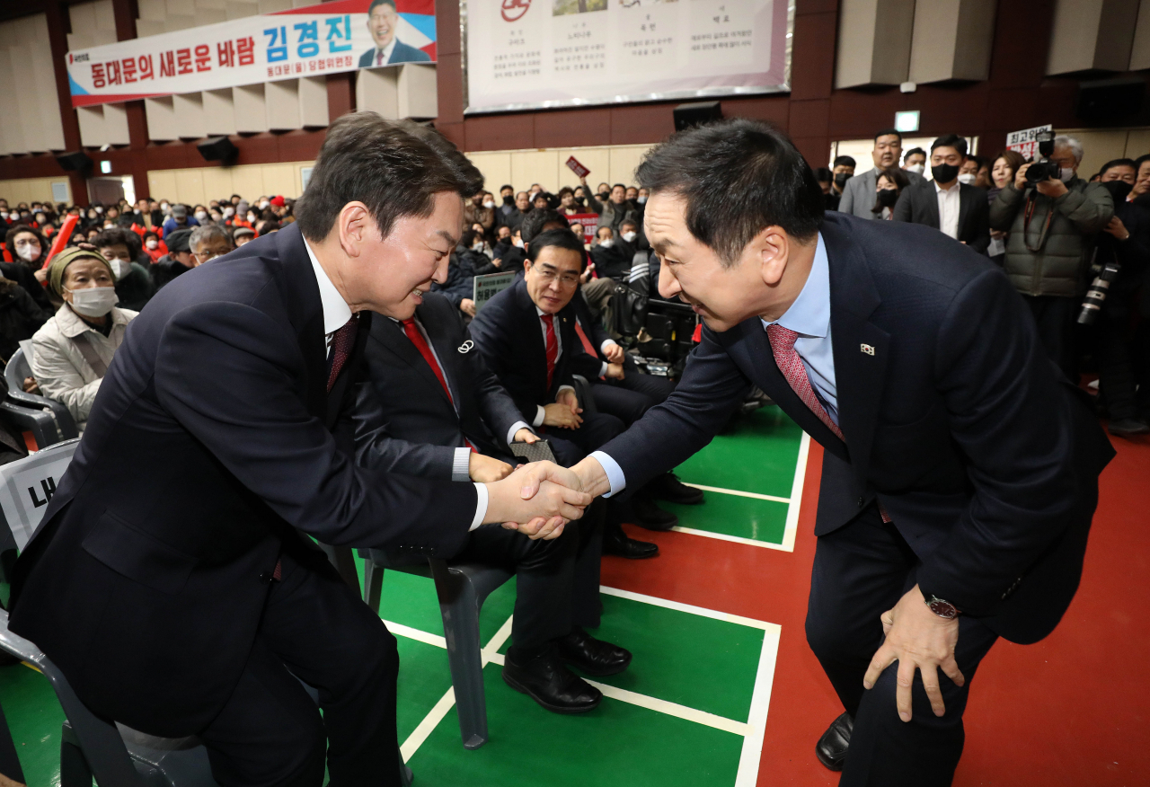 국민의힘 안철수(왼쪽)·김기현 당 대표 후보가 지난 5일 오후 서울 동대문구청 대강당에서 열린 국민의힘 동대문구 갑을 합동 당원대회에서 인사를 나누고 있다. [연합]