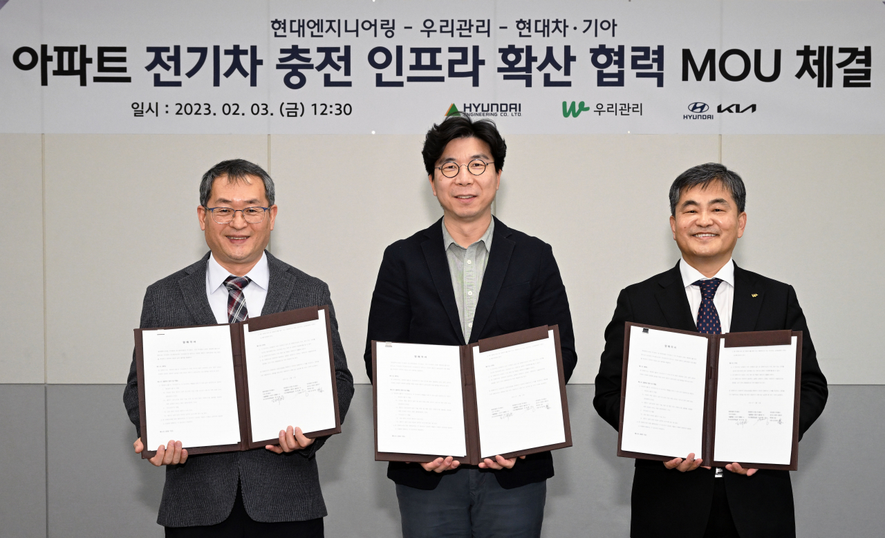 최재홍(왼쪽부터) 현대엔지니어링 자산개발영업실장, 정규원 현대자동차 EV인프라전략실장, 김영복 우리관리 사장. [현대차·기아 제공]