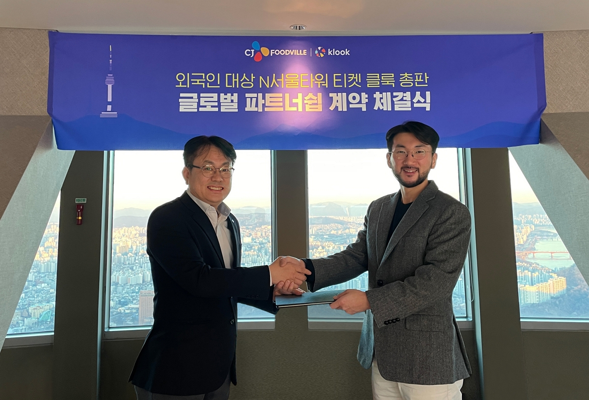서울시 중구 N서울타워에서 변희성 CJ푸드빌 외식본부 본부장(왼쪽)과 이준호 클룩 지사장(오른쪽)이 외국인 전용 N서울타워 입장권 판매 계약 체결식을 맺고 기념사진을 촬영하고 있다. [CJ 푸드빌 제공]