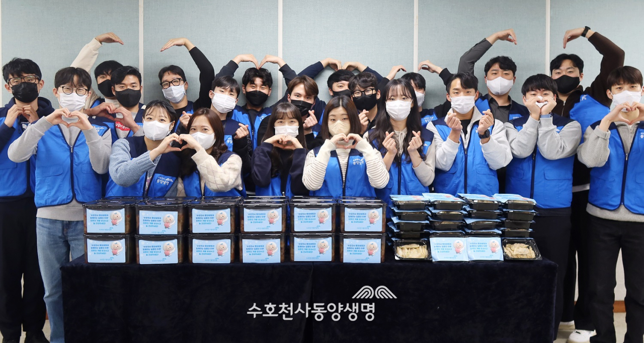 동양생명 신입사원들이 지난 3일 서울 시립용산노인종합복지관에서 독거 어르신들을 위한 음식들을 직접 만들고 기념사진을 촬영하고 있다. [동양생명 제공]
