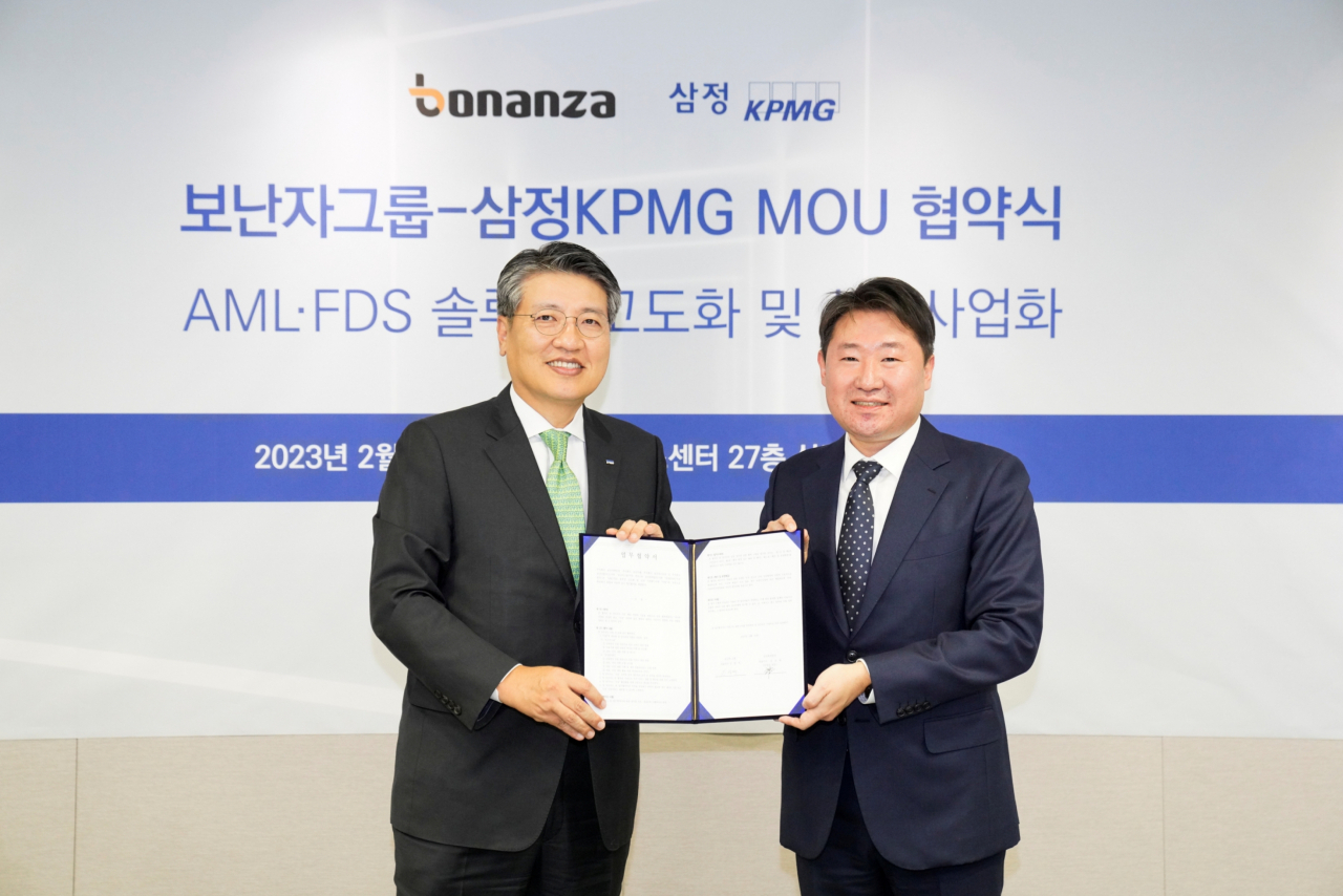 문철호 삼정KPMG 전무(왼쪽)와 보난자그룹 김영석 대표가 자금세탁방지·이상거래탐지 솔루션 고도화를 위한 업무협약을 체결하고 기념촬영을 하고 있다. [삼정KPMG 제공]