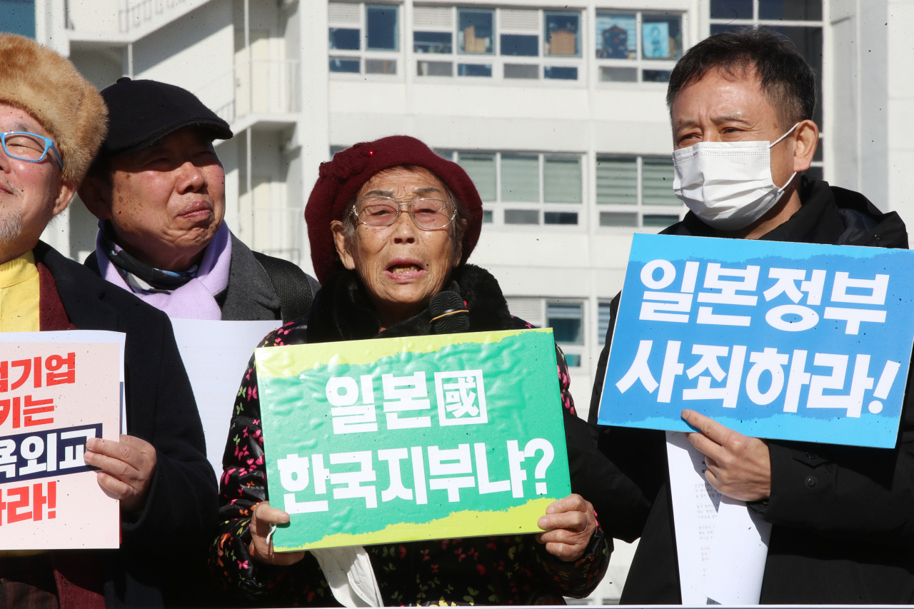 지난달 31일 오전 광주 동구 5·18 민주광장에서 일제 강제동원 피해자 양금덕 할머니와 광주전남역사정의평화행동이 기자회견을 열고 정부의 강제동원(징용) 해법을 규탄하고 있다. [연합]