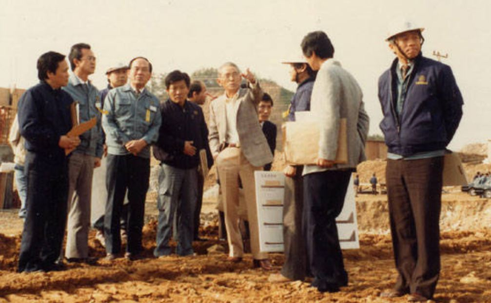 이병철(오른쪽에서 네번째) 삼성 창업회장이 1983년 경기도 기흥의 반도체 공장 부지를 살펴보고 있다.