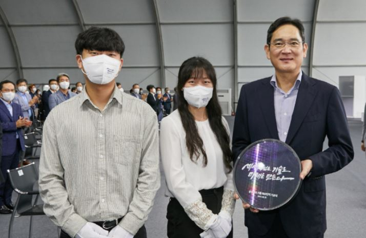 이재용(왼쪽에서 세번째) 삼성전자 회장이 지난해 8월 경기도 용인 소재 삼성전자 기흥 반도체 R&D단지 기공식에 참석해 직원들과 기념 촬영하고 있다. [삼성전자 제공]