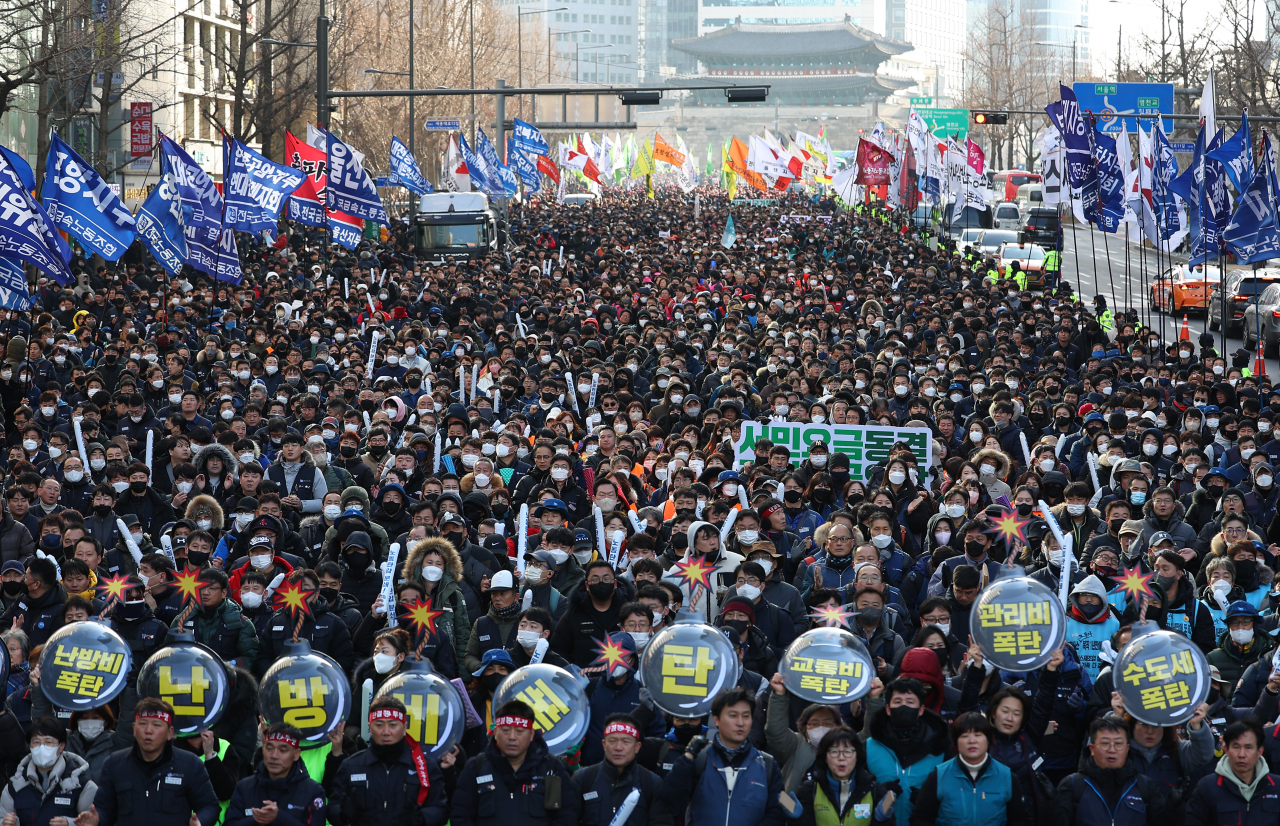 사진은 기사 내용과 무관. 지난 1일 오후 윤석열 정부 규탄 결의대회에 참가한 민주노총 조합원들이 거리행진을 마친 뒤 서울 세종대로에서 마무리 집회를 하며 구호를 외치고 있다. [연합]