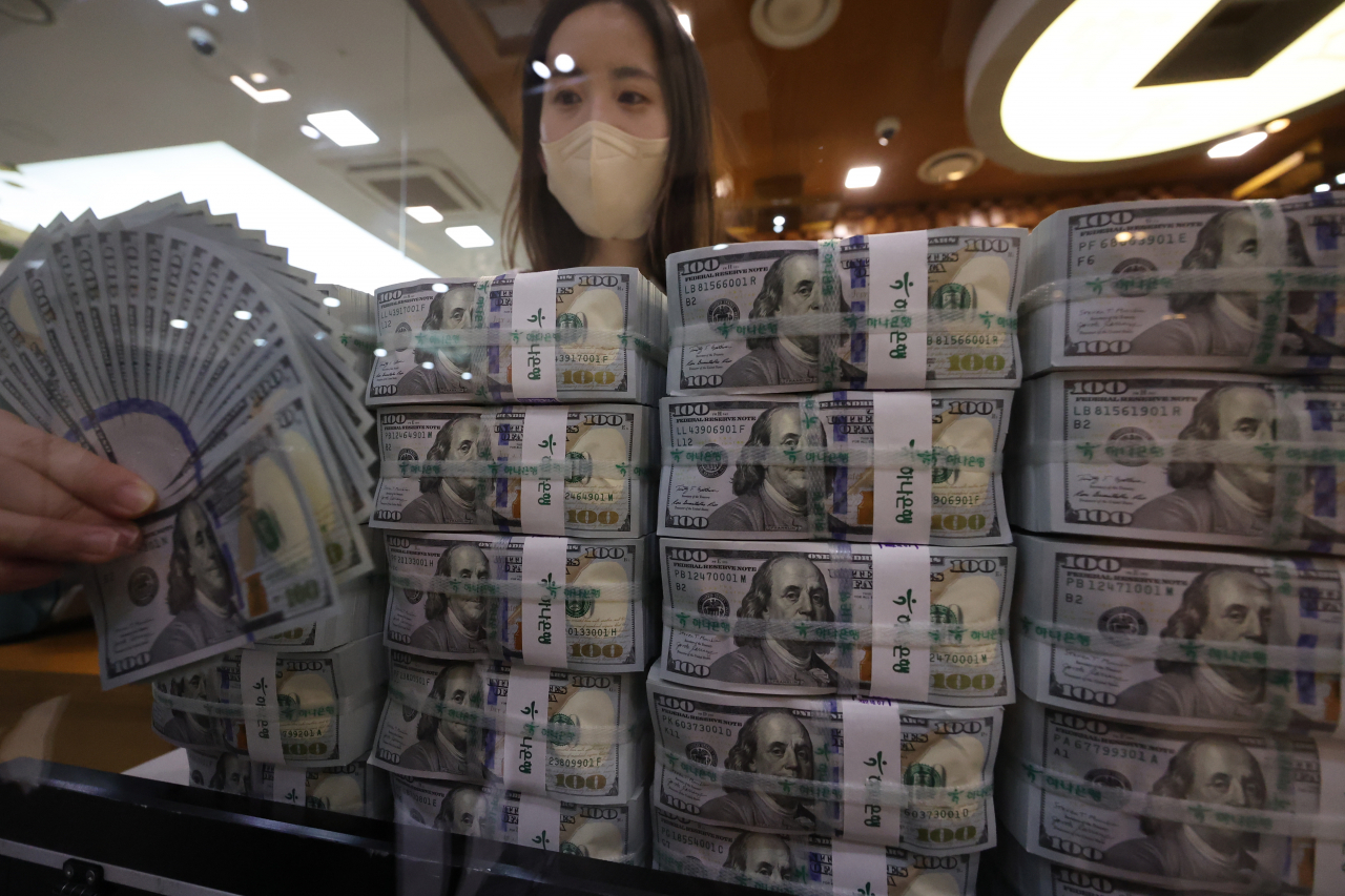 서울 명동 하나은행 본점에서 직원들이 미 달러를 체크하고 있다. [연합]