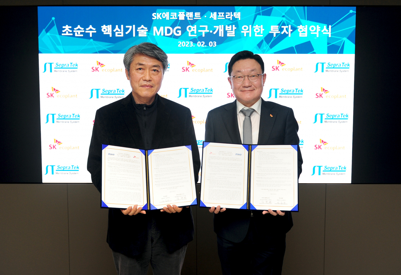 SK에코플랜트가 분리막 제조 전문 기업 세프라텍과 초순수 생산 핵심기술 중 하나인 탈기막 기술 공동 연구개발을 위한 투자협약식을 체결했다고 7일 밝혔다. 사진은 김병권 SK에코플랜트 에코랩센터 대표(오른쪽), 염충균 세프라텍 대표가 협약식 이후 기념촬영을 하는 모습. [SK에코플랜트 제공]