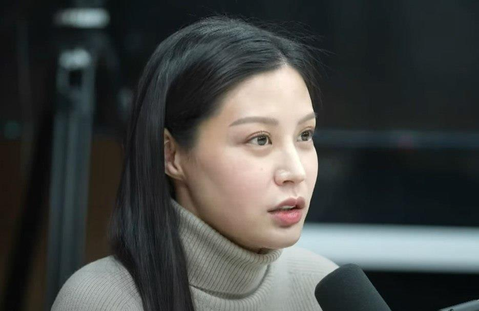 조민씨가 6일 김어준씨의 유튜브채널 '김어준의 겸손은힘들다 뉴스공장'에 출연해 인터뷰하고 있다. 조씨가 얼굴을 드러내고 인터뷰하는 것은 이번이 처음이다. [연합]