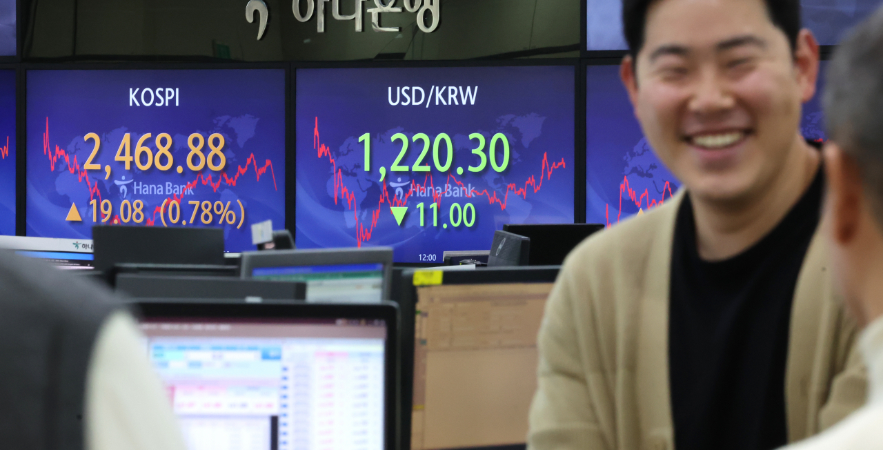 지난 2일 서울 명동 하나은행 본점에서 직원들이 증시 및 환율을 모니터 하고 있다. [연합]