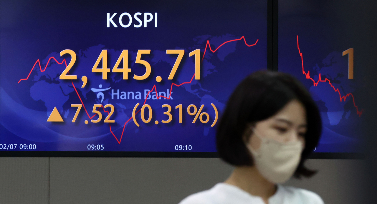 7일 오전 서울 중구 하나은행 딜링룸 전광판에 코스피 지수 등이 표시되고 있다. 이날 코스피 지수는 전 거래일 대비 1.95포인트 오른 2440.14에, 코스닥은 1.14포인트(0.15%) 오른 762.47에 개장했다. 연합뉴스