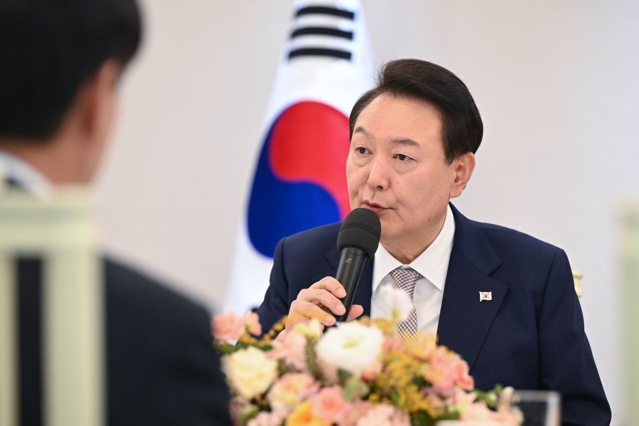 윤석열 대통령이 지난 3일 서울 용산 대통령실 청사에서 열린 아랍에미리트(UAE) 바라카 원자력발전소 관련 기업인 오찬 간담회에서 발언하고 있다. [연합]