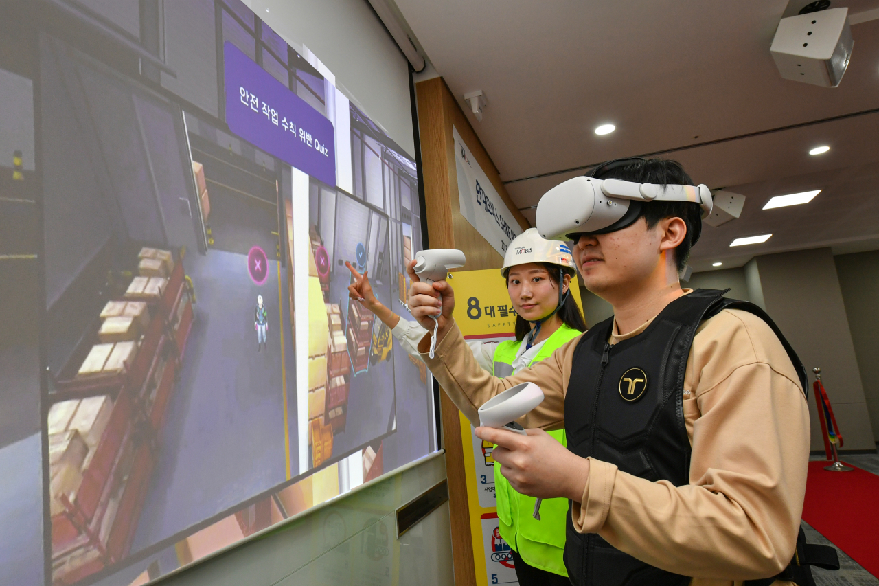현대모비스 직원이 VR(가상현실) 장비를 착용하고, 안전교육을 받고 있다. [현대모비스 제공]