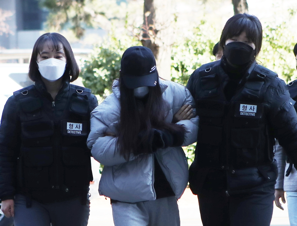 2살 아들을 집에 혼자 두고 사흘간 방치해 숨지게 한 혐의를 받는 A(24)씨가 지난 4일 오후 구속 전 피의자심문(영장실질심사)을 받기 위해 인천시 미추홀구 인천지방법원으로 들어서고 있다. [연합]