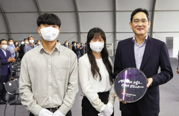 이재용(맨오른쪽) 삼성전자 회장이 지난해 8월 경기도 용인 삼성전자 기흥 반도체 R&D단지 기공식에 참석해 직원들과 기념 촬영하고 있다. [삼성전자 제공]