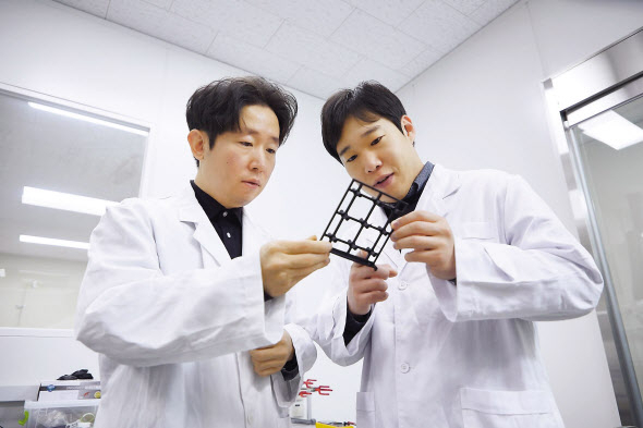 정다운(왼쪽) 박사가 증산발전 소자 모듈을 살펴보고 있다. [한국생산기술연구원 제공]
