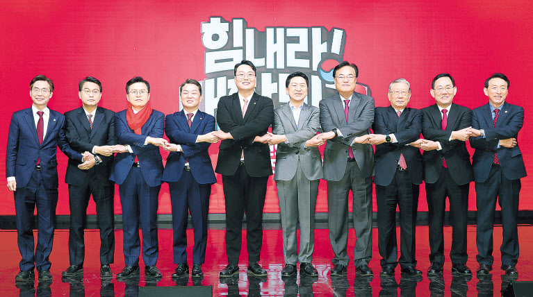 국민의힘 제3차 전당대회 후보자 비전 발표회가 7일 서울 강서구 한 방송 스튜디오에서 열려 정진석 비대위원장, 주호영 원내대표 등 당지도부와 김기현·안철수·윤상현·조경태·천하람·황교안 등 당대표 후보들이 기념촬영을 하고 있다. 이상섭 기자