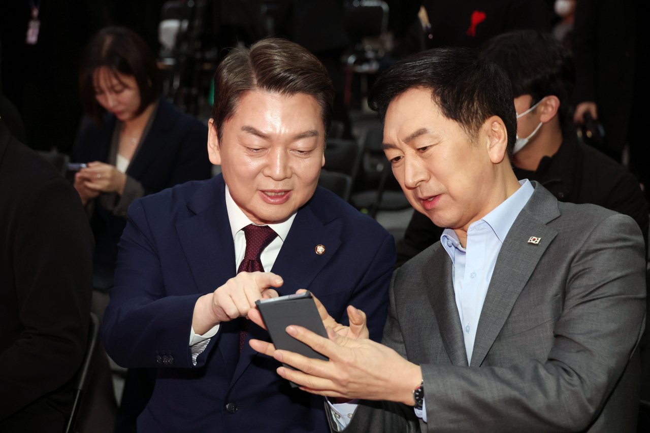 7일 오전 서울 강서구 한 방송 스튜디오에서 열린 국민의힘 제3차 전당대회 후보자 비전 발표회에서 김기현 후보와 안철수 후보가 대화하고 있다. 연합]