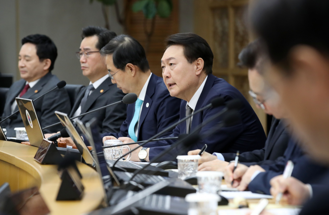 윤석열 대통령이 7일 오전 정부세종청사에서 열린 국무회의에서 발언하고 있다. [연합]