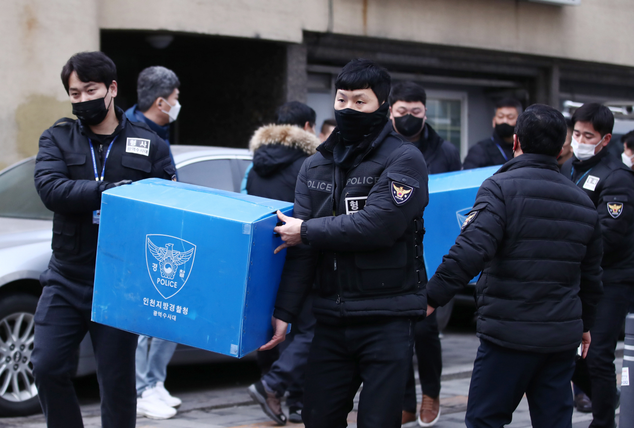 경찰이 건설현장 불법행위 의혹과 관련해 7일 민주노총 전국건설노동조합 서남지대를 압수수색했다. 사진은 지난 2일 오전 인천시 부평구 민주노총 건설노조 경인본부 사무실에서 경찰이 압수수색을 마친 뒤 압수물이 든 상자를 들고 이동하는 모습 [연합]