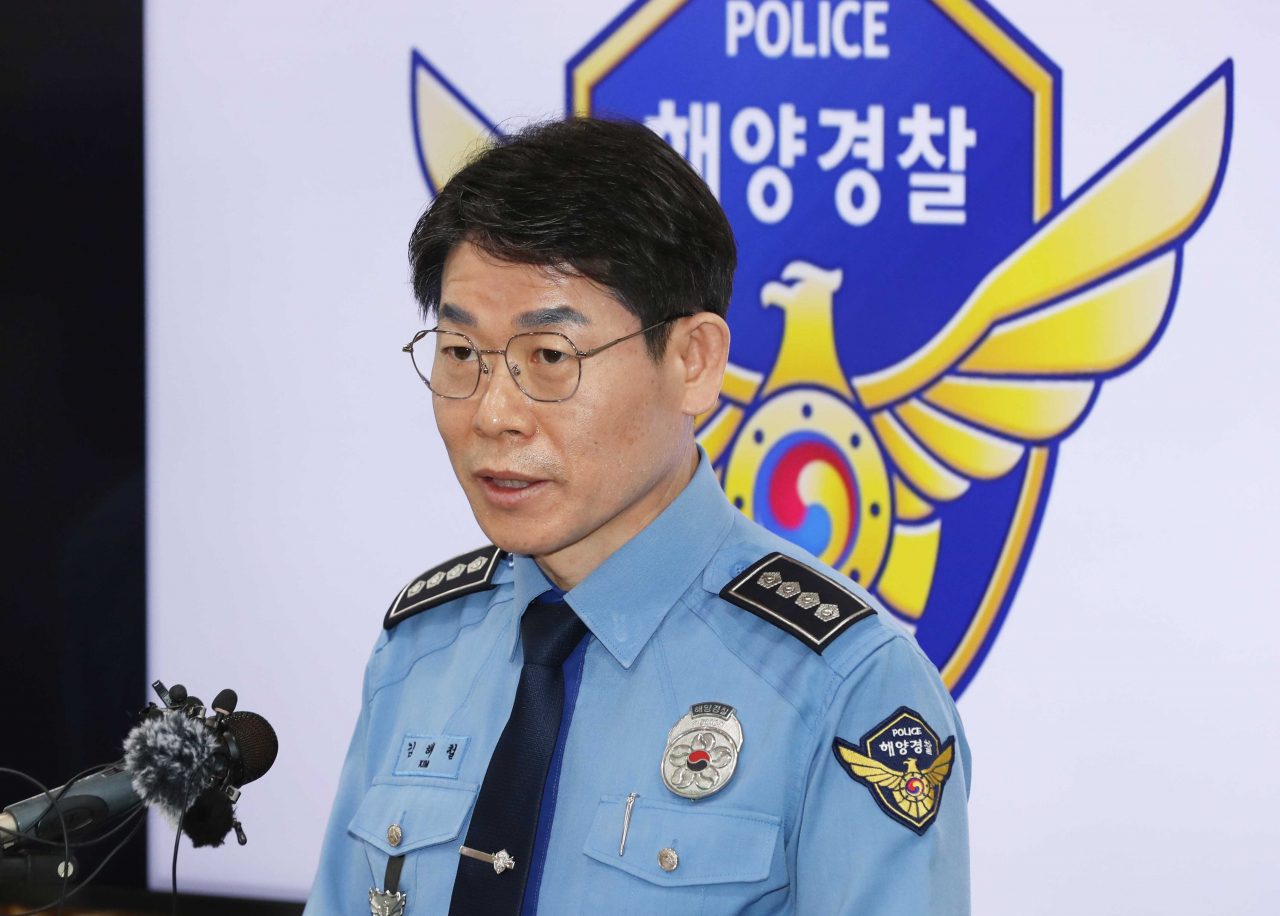통발어선 '청보호' 전복사고가 발생 나흘째에 접어든 7일 오전 전남 목포해양경찰서에서 김해철 서장이 실종자 수색과 선체 인양 등 수습 상황을 브리핑하고 있다.[연합]