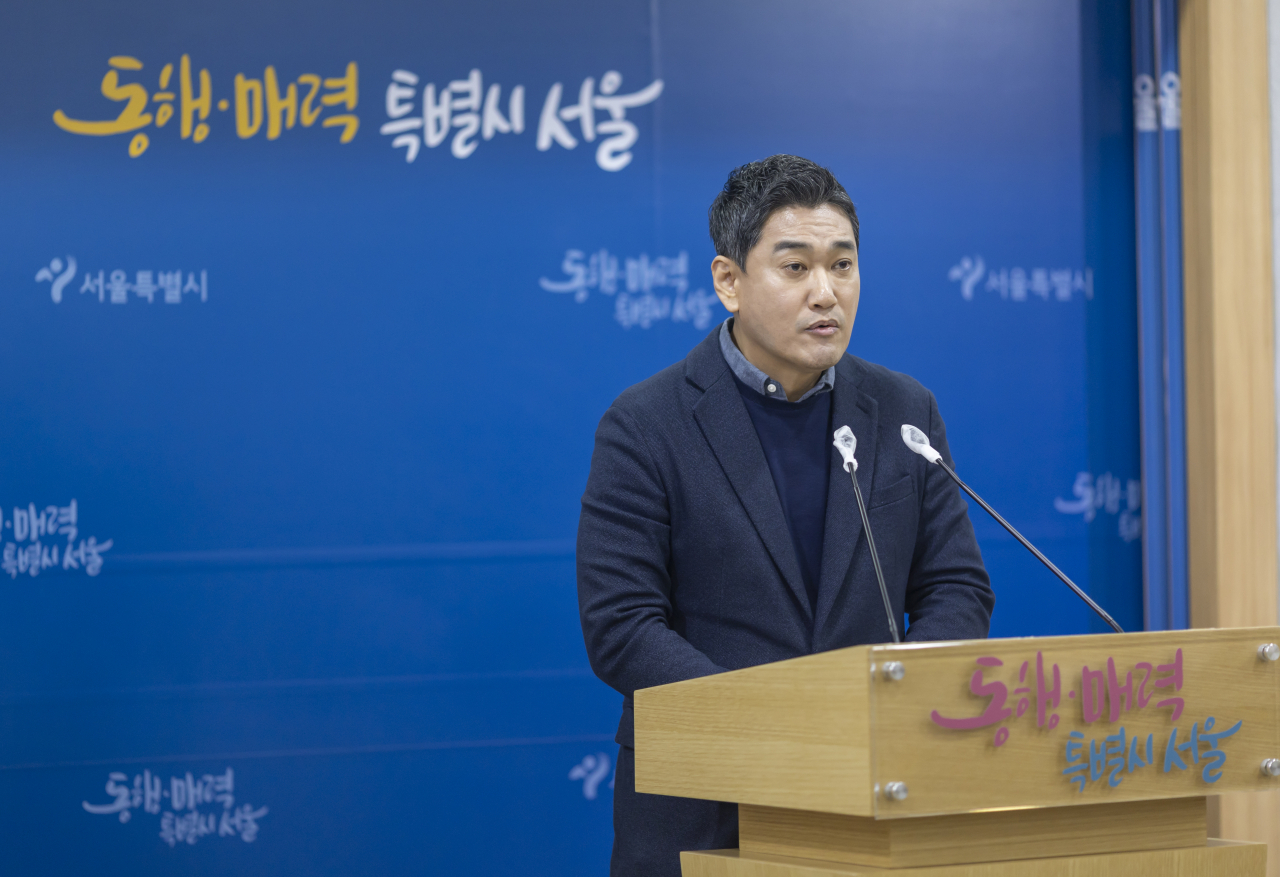 오신환 서울시 정무부시장이 7일 오전 서울시청에서 이태원 추모공간 관련 입장 브리핑을 하고 있다. [연합]