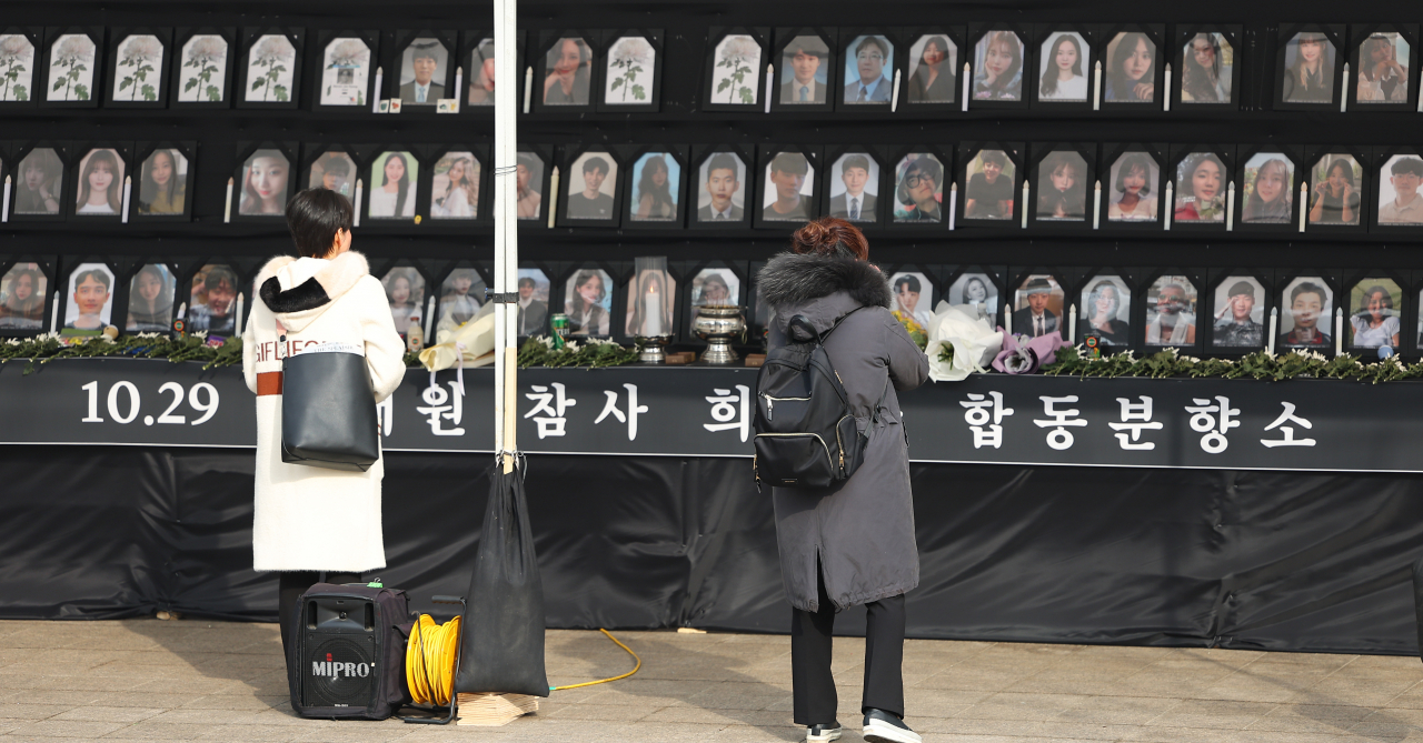 7일 오전 서울광장에 마련된 10·29 이태원 참사 희생자 합동분향소를 찾은 시민이 조문하고 있다. [연합]