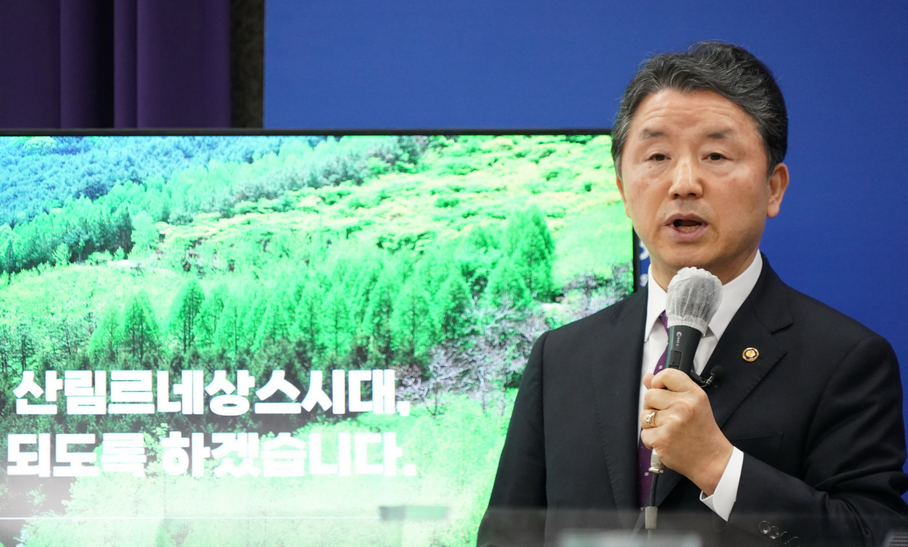 산림청이 새 정부에서 처음 실시되는 45개 중앙행정기관 대상 정부업무평가에서 기관 종합평가 ‘우수’에 선정되는 영예를 안았다. 사진은 남성현 산림청장이 지난 1월12일 대전청사에서 2023년 산림청 주요업무 추진 계획 발표하고 있다.