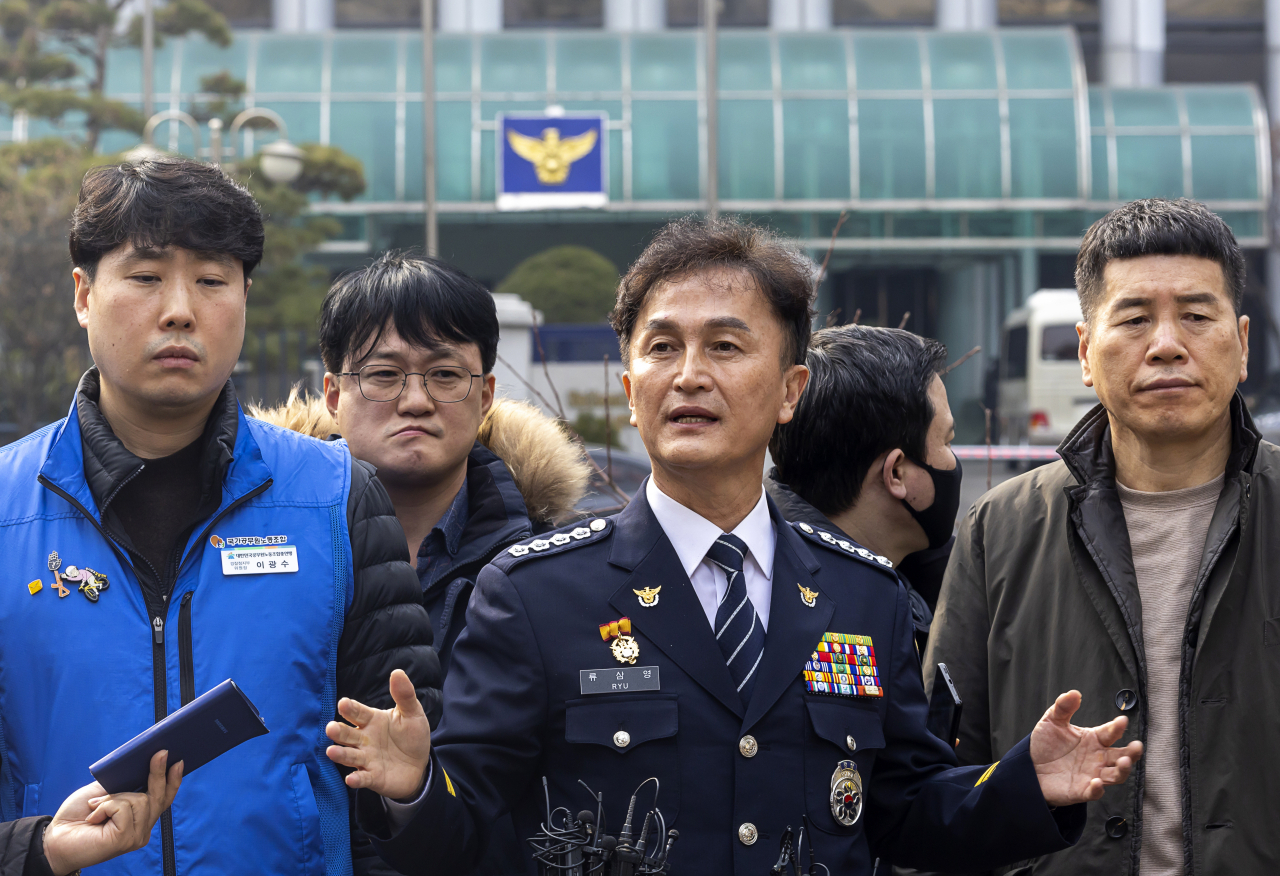 경찰국 설치에 반발하는 전국총경회의를 주도해 징계를 받은 류삼영 총경이 6일 오후 서울 중구 경찰기념공원에서 경찰 총경급 정기 전보인사 관련 기자회견을 하고 있다. [연합]