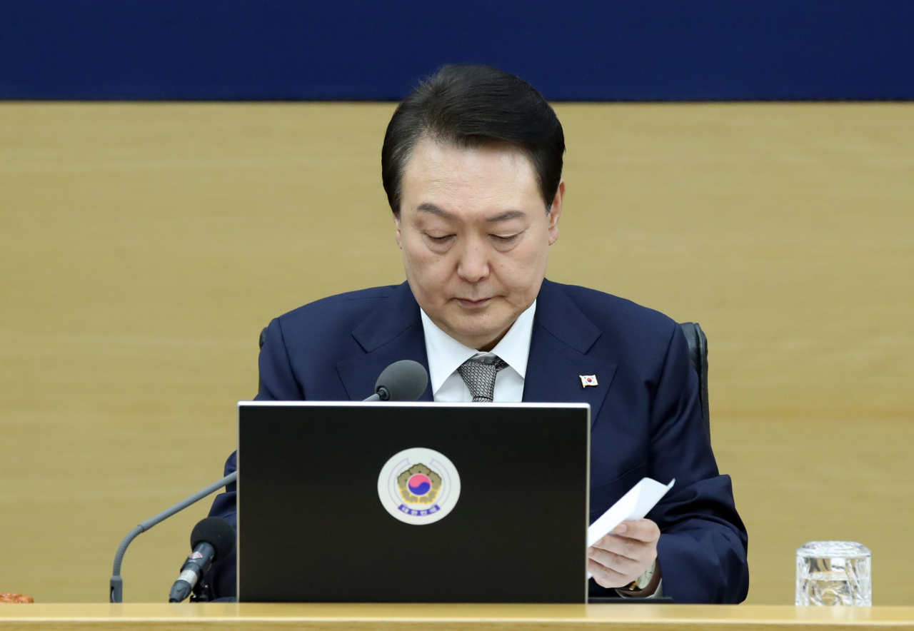 윤석열 대통령이 7일 오전 정부세종청사에서 열린 국무회의에서 자료를 살펴보고 있다. [연합]