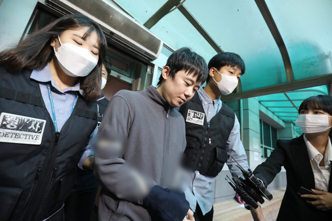 서울 지하철 2호선 신당역 동료 역무원 살해 피의자 전주환이 21일 서울 중구 남대문경찰서에서 검찰로 송치되고 있다. 임세준 기자