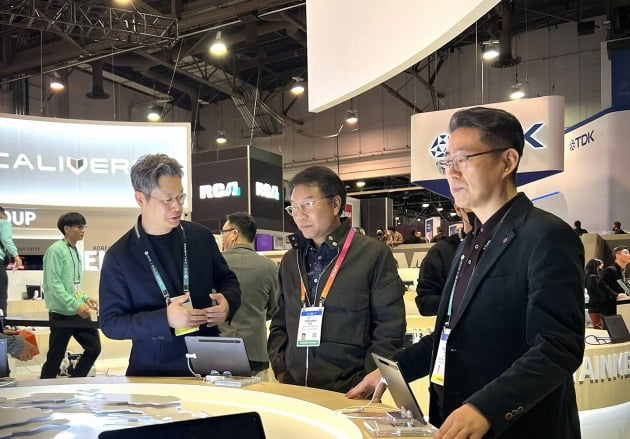 1월 열린 세계 최대 IT·가전 전시회 ‘CES 2023’을 방문한 이수만(가운데) SM엔터테인먼트 프로듀서. [SM 제공]