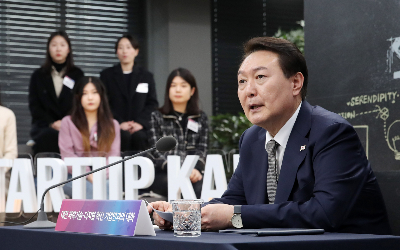 윤석열 대통령이 7일 대전 유성구 카이스트에서 열린 대전 과학기술·디지털 혁신기업인과의 대화에 참석, 발언하고 있다. [연합]