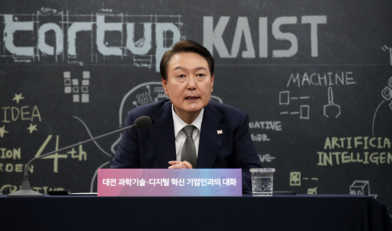 윤석열 대통령이 7일 대전 유성구 카이스트에서 열린 대전 과학기술·디지털 혁신기업인과의 대화에 참석, 발언하고 있다. [연합]