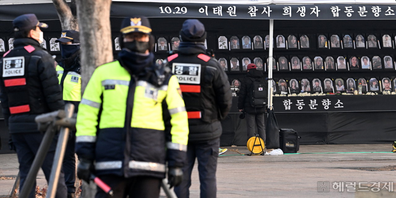 서울시가 분향소 철거 행정대집행을 예고한 6일 서울 중구 서울광장에 설치된 이태원참사 분향소 주변에 경찰병력이 근무를 서고 있다. 임세준 기자