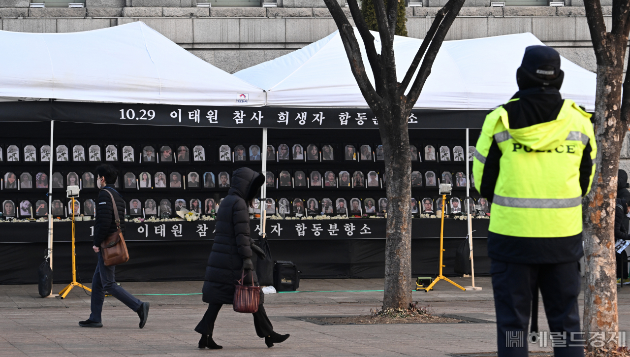 서울시가 분향소 철거 행정대집행을 예고한 6일 서울 중구 서울광장에 설치된 이태원참사 분향소 주변에 경찰병력이 근무를 서고 있다. 임세준 기자